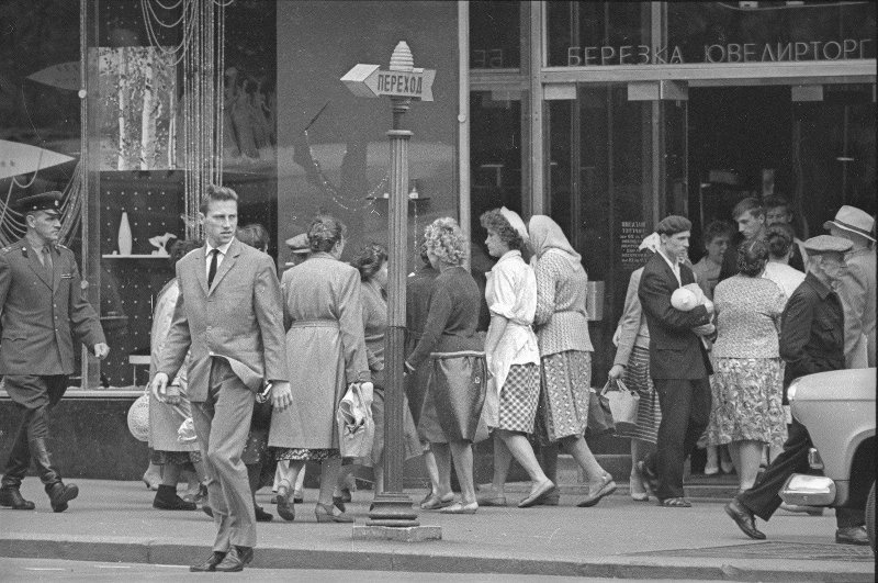 У магазина «Березка» на улице Горького, 1962 год, г. Москва. Ныне Тверская улица.