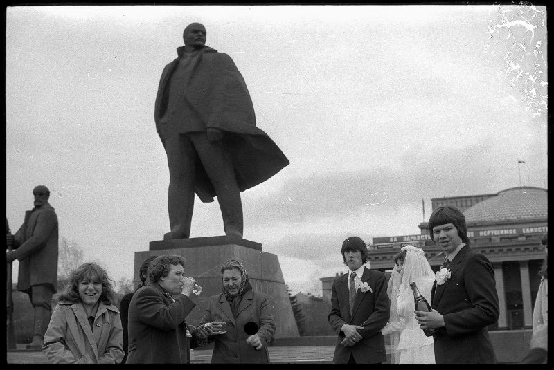 Субботний день. Площадь Ленина, 7 мая 1983, г. Новосибирск. Выставка «Единство разнообразия» с этой фотографией.