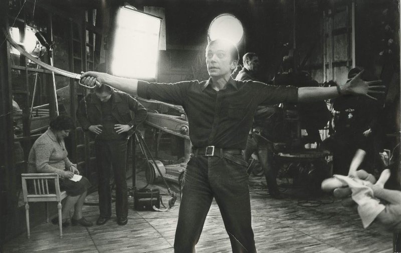 Режиссер Элем Климов, 1970-е. Выставка «ВГИК! ВГИК! ВГИК! 100 лет первой в мире киношколе» с этой фотографией.&nbsp;
