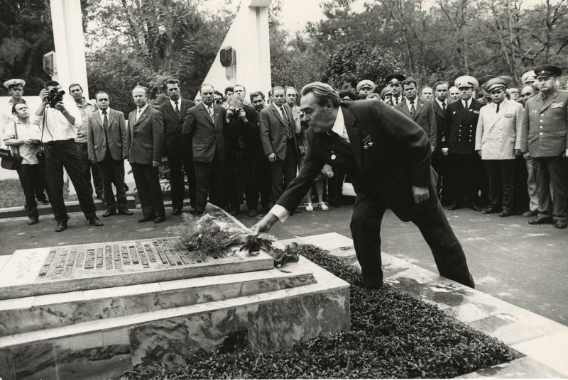 Леонид Брежнев возлагает цветы к монументу «Новороссийская слава», 1975 год, г. Новороссийск