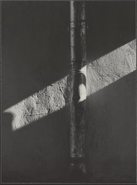 «Труба». Из серии «Геометрия света», 1980 год. Выставка «Фотография как…» с этой фотографией.