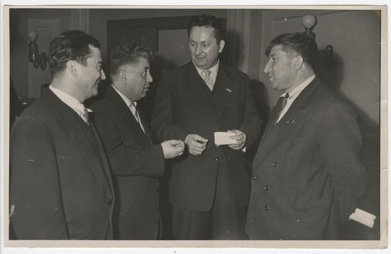 Поэт Дагестана Расул Гамзатов (справа), 1960-е, г. Москва