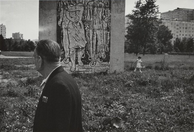 У монумента. Из серии «Улица», 1983 год