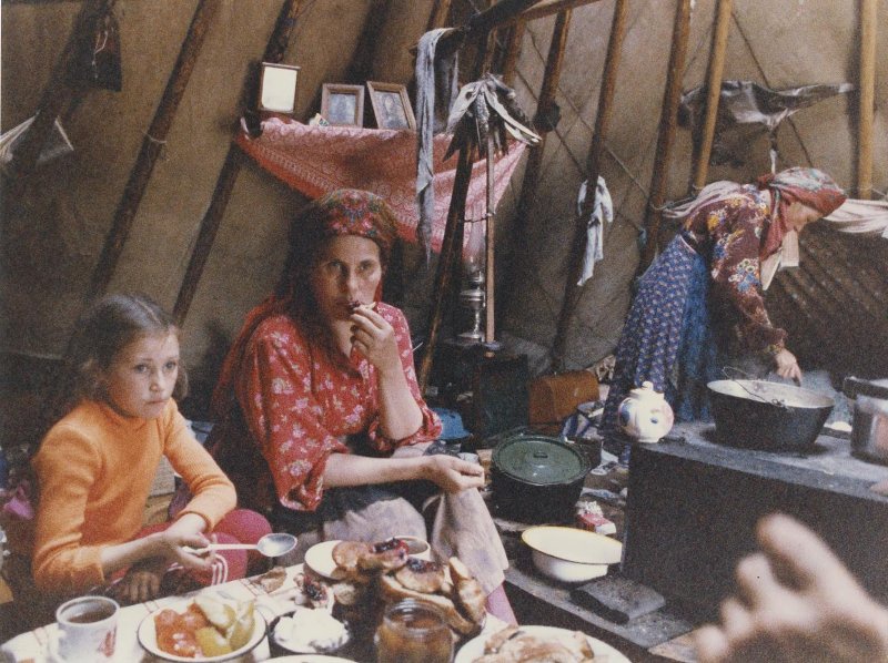 «Семейный обед», 1980-е. Выставка «Быть девочкой» с этой фотографией.&nbsp;