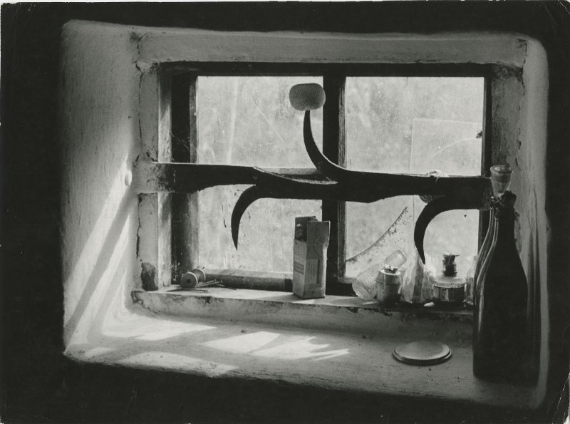 Окно, 1960-е. Выставка «15 фотографий: территория окон» с этим снимком.