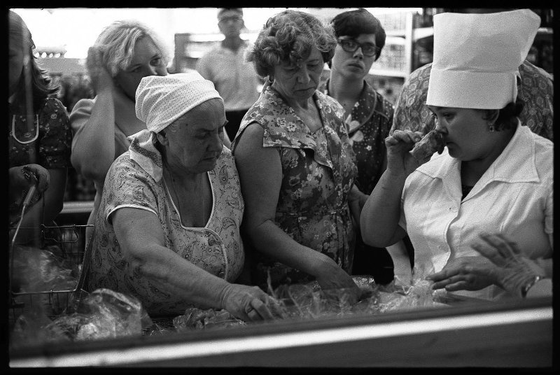 Мясо «второй свежести». Универсам, 1981 год, г. Новокузнецк. Выставка «С "Лейками" по городу» с этой фотографией.
