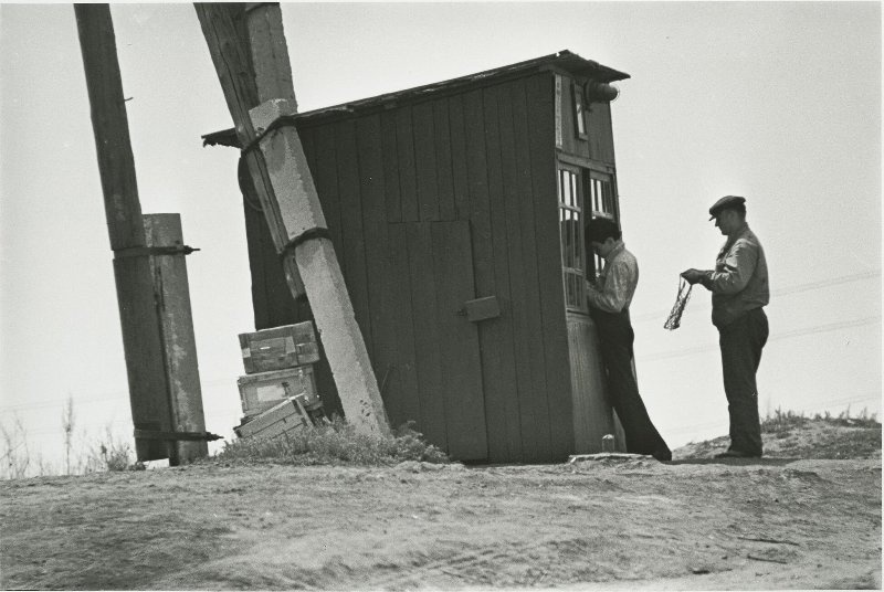 Ларек. Из серии «В сторону от магистрали», 1978 год. Выставка «"Несоветская" фотография. Юрий Рыбчинский» с этим снимком.