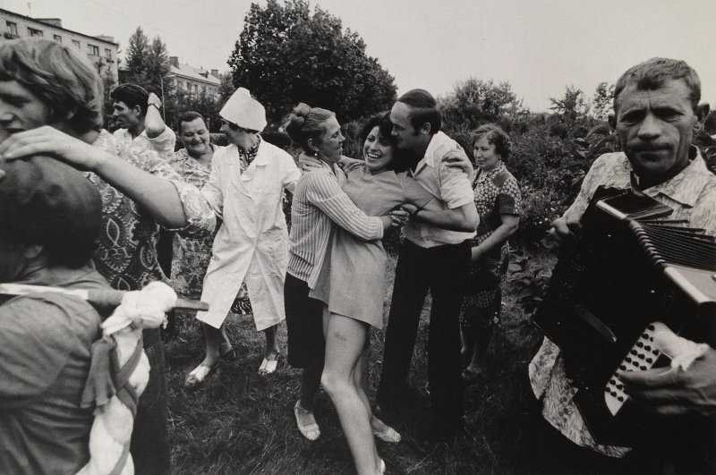 Веселье, 1976 год, Ульяновская обл., г. Ульяновск. Выставки&nbsp;«Ульяновский "соцкретинизм" Валерия Щеколдина» и «Играй, гармонь!» с этой фотографией.
