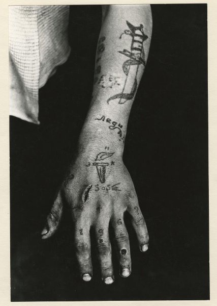Татуировка. Из серии «Исправительно-трудовая колония», 1978 год. Выставка «10 лучших фотографий с татуировками» с этим снимком.