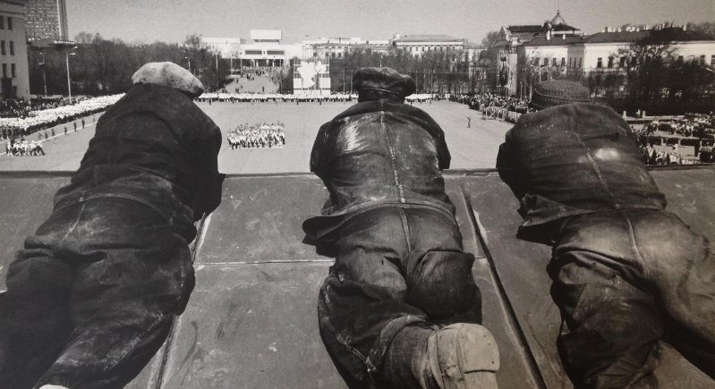 Зрители, май 1975, Ульяновская обл., г. Ульяновск. Выставка «Ульяновский "соцкретинизм" Валерия Щеколдина» с этой фотографией.