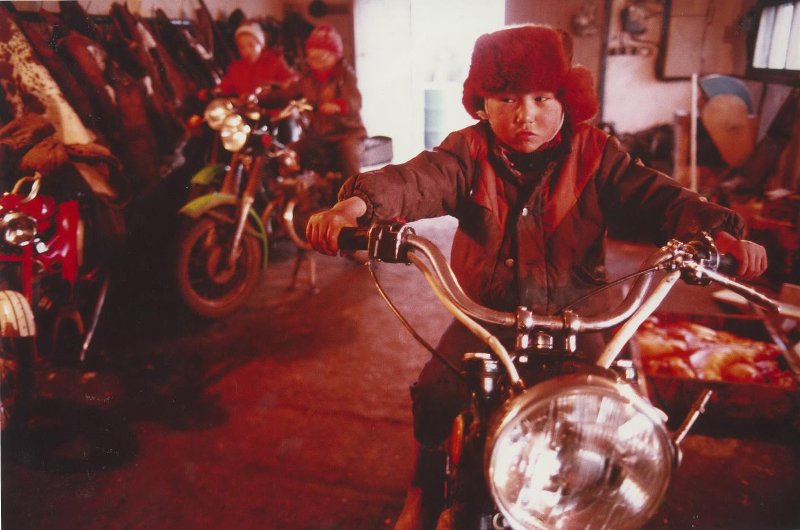 Мальчик на мотоцикле, 1980-е. Выставка «15 лучших фотографий Владимира Вяткина» с этой фотографий.