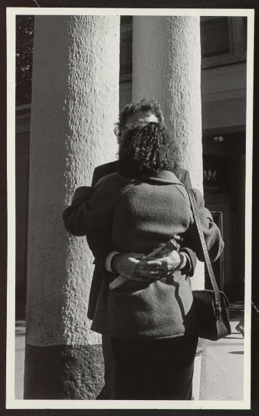 «Колонны». Из серии «Поцелуй», 1982 год. Выставка «Обнимите меня немедленно!» с этой фотографией.&nbsp;