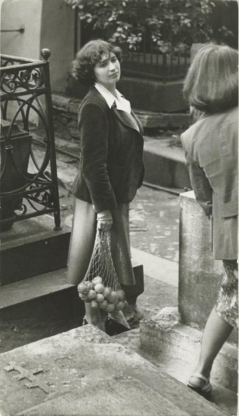 В некрополе. Из цикла «Городские мотивы», 1970-е, г. Ленинград. Сейчас Санкт-Петербург.