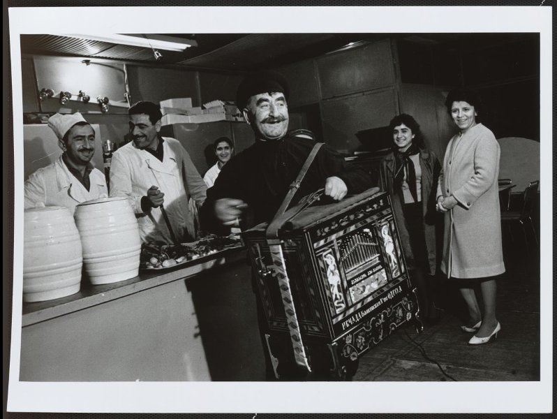 Последний шарманщик, 1964 год, Грузинская ССР. Выставка «15 лучших фотографий Виктора Руйковича» с этой фотографией.