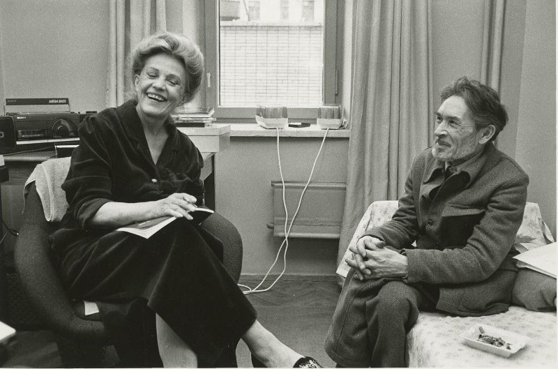 Жанна Моро и Геннадий Айги в филиале МХАТа. Из серии «Люди и положения», 1988 год. Выставка «Говорить на одном языке» с этой фотографией.