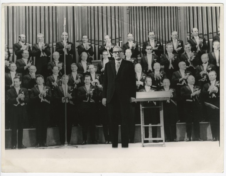 Композитор Дмитрий Шостакович на сцене Большого зала Московской консерватории, 1960-е, г. Москва. Выставка «Московская консерватория. Большой зал» с этим снимком.