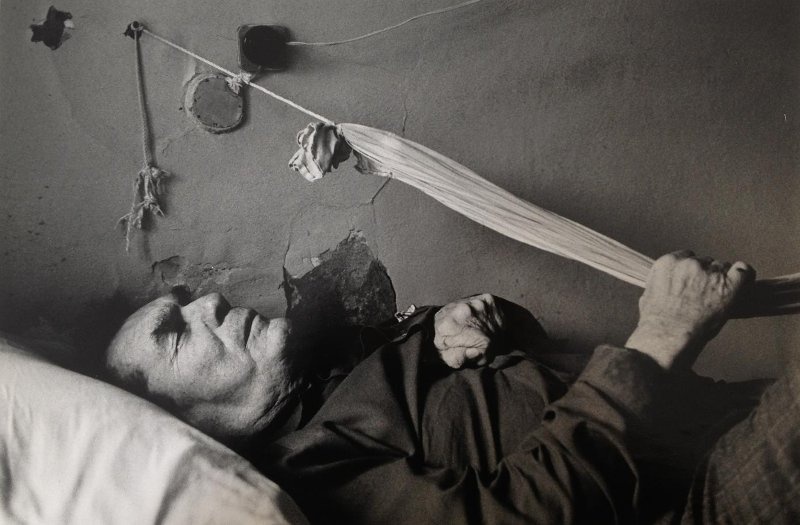 Пожилой мужчина на кровати, 1983 год, Ульяновская обл., г. Ульяновск. Выставка «15 портретов Валерия Щеколдина» с этой фотографией.