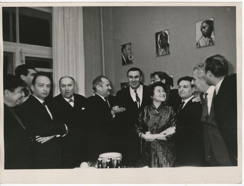 Групповой снимок, 1960-е, г. Москва. Второй слева – композитор Оскар Фельцман, шестой справа – поэт Сергей Васильев.