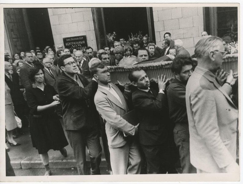Похороны Константина Паустовского, 14 - 20 июля 1968, г. Москва. Вынос гроба из Центрального дома литераторов. Справа - поэт Сергей Михалков. Сейчас улица Большая Никитская.