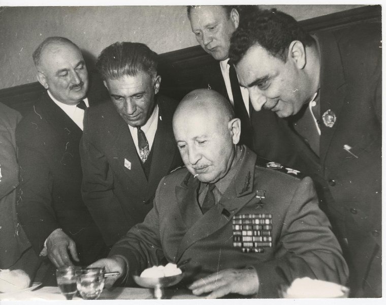 Маршал Советского Союза Иван Баграмян дает автограф, 1960-е, г. Москва. Выставка «Вкусно и сладко! Съедим без остатка!» с этой фотографией.