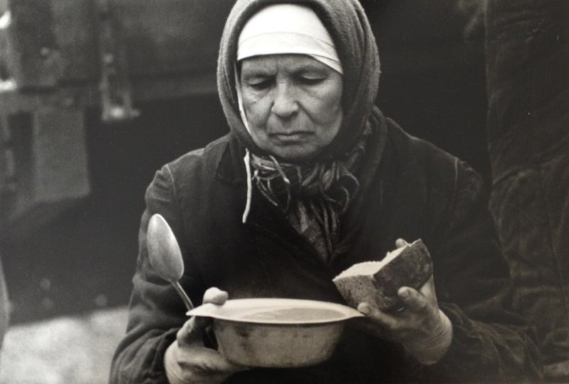 Обед, 1984 год, Ульяновская обл.. Выставки&nbsp;«Суп насущный»&nbsp;и «Хлеб – всему голова!» с этой фотографией. 
