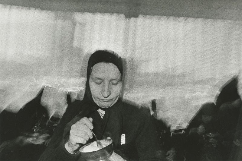 Монахини в ресторане. Из серии «Церковь», 1988 год