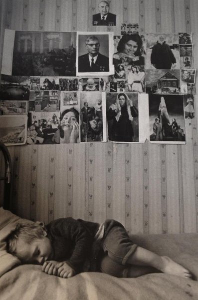 Спящий ребенок, 1974 год, Ульяновская обл.. Выставка «Ульяновский "соцкретинизм" Валерия Щеколдина» с этой фотографией.