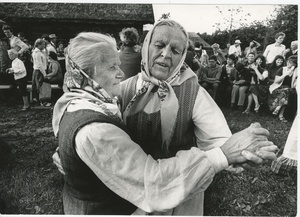 Из серии «Праздничное настроение», 1980-е. Выставка «10 лучших фотографий. Сельские праздники» с этой фотографией.