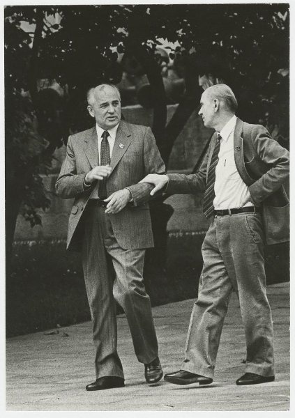 Михаил Горбачев и академик Станислав Шаталин в Кремле, сентябрь 1991, г. Москва. Выставка «Конфронтация сменилась переговорами» с этой фотографией.