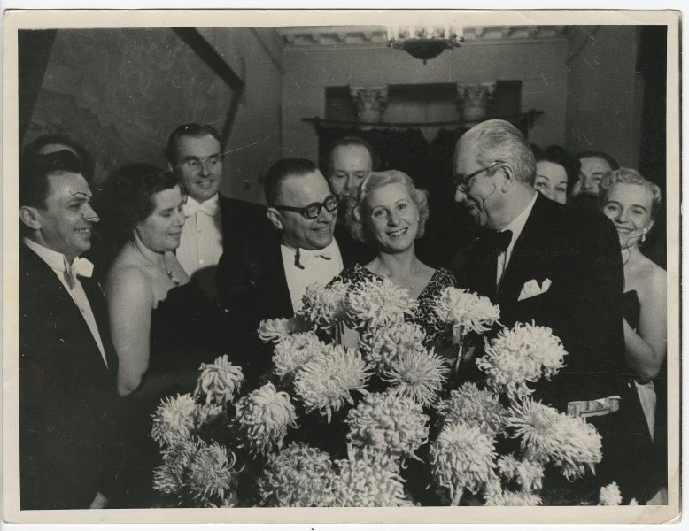 Фото "Балерина Ольга Лепешинская с музыкантами оркестра", 1950-е, г ...