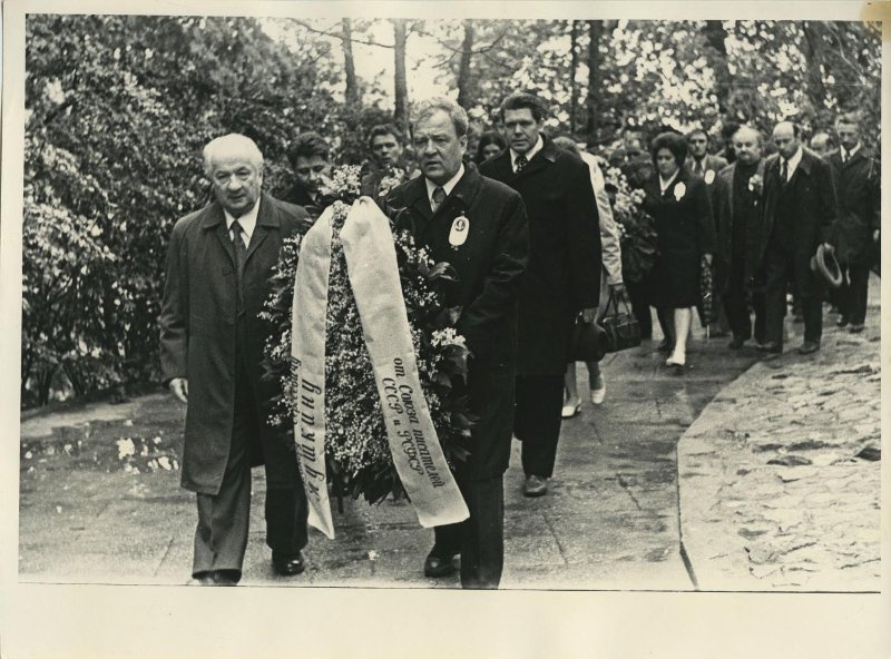 Возложение венков на могилу А. С. Пушкина, 1967 - 1977, Псковская обл., Пушкиногорский р-н, пос. Пушкинские Горы. Слева –&nbsp;писатель Ираклий Андроников.