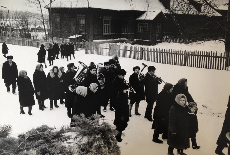 Похороны в Барыше, 1974 год, Ульяновская обл., г. Барыш. Выставка «Ульяновский "соцкретинизм" Валерия Щеколдина» с этой фотографией.