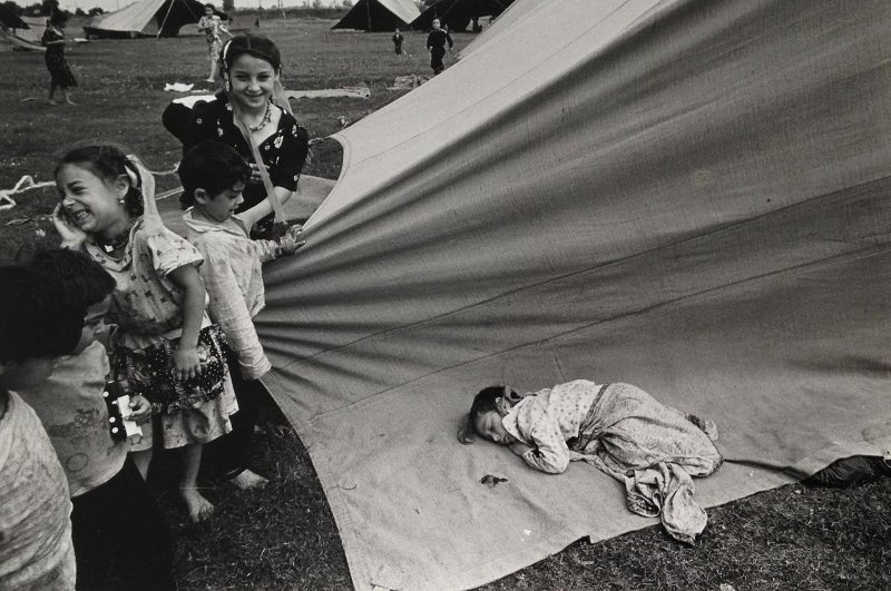 Цыганский табор, 1970 год, Ульяновская обл.. Выставки&nbsp;«Спать хочется...» и «Ульяновский "соцкретинизм" Валерия Щеколдина» с этой фотографией.