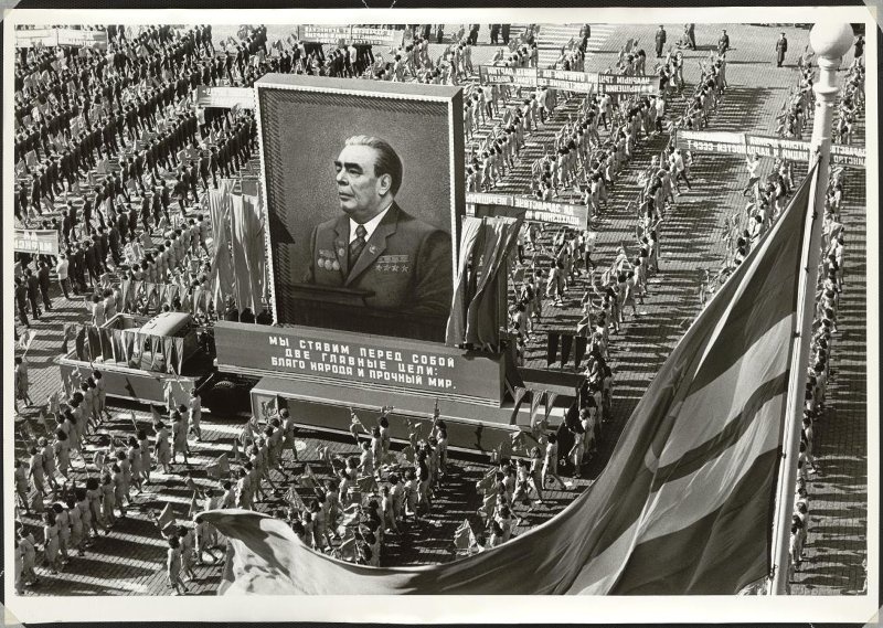 Первое мая на Красной площади, 1 мая 1970, г. Москва. Выставки&nbsp;«Хроника советских праздников. Демонстрации и парады» и «СССР в 1970 году» с этой фотографией.