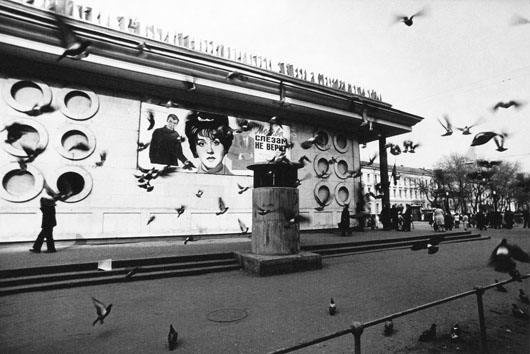 Афиша фильма «Москва слезам не верит», 1982 год, г. Москва. Выставки «Пойдем в кино, Россия!» и «Лучшие фотографии Валерия Щеколдина» с этим снимком. 