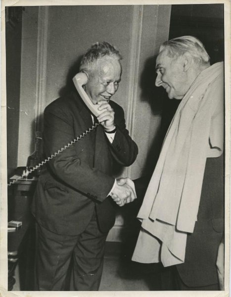 Писатели Михаил Шолохов и Константин Федин, 1960-е, г. Москва. Выставка «У меня зазвонил телефон...» с этой фотографией.