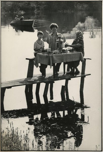 Чай на Волге, 1970-е. Выставки:&nbsp;«10 лучших фотографий пикников», «На просторах Волги» с этим снимком.