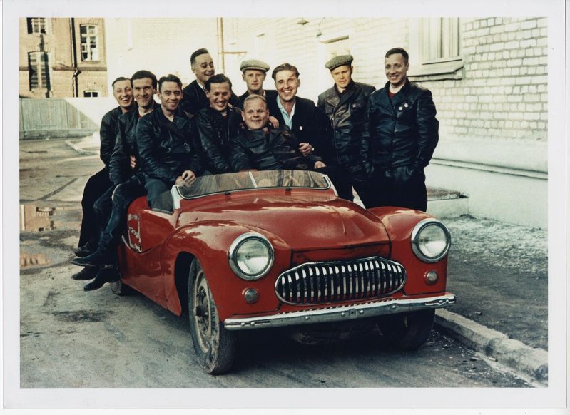 Чемпионат СССР по автомобильным гонкам, 7 - 8 сентября 1956, г. Москва. Выставка «10 лучших фотографий с автомобилями» с этим снимком.