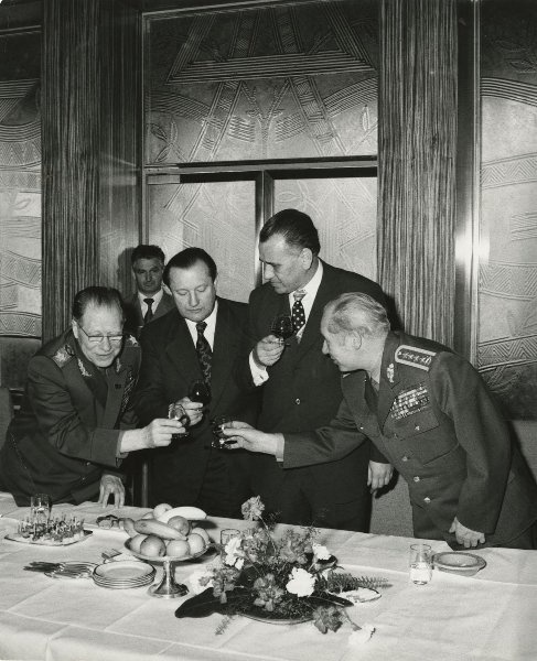 Фото "Министр обороны СССР маршал Дмитрий Устинов на фуршете", 1976 ...