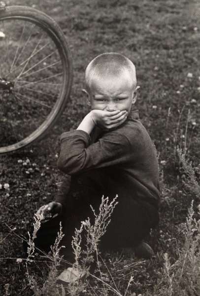 Портрет мальчика с велосипедом, 1974 год, Ульяновская обл., с. Сурское. Выставка «Ульяновский "соцкретинизм" Валерия Щеколдина» с этой фотографией.