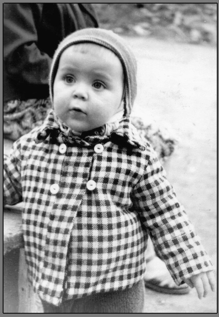Вова Карлов на прогулке, 1 мая 1961 - 1 июля 1961, г. Москва. Снимок сделан на 7-й Парковой улице, которая получила свое название 18 ноября 1949 года как одна из 16 номерных Парковых улиц.