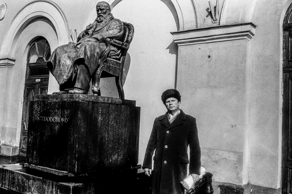 У памятника Островскому, 15 мая 1983, г. Москва. Выставка «Сфотографируй меня у памятника» с этой фотографией.&nbsp;