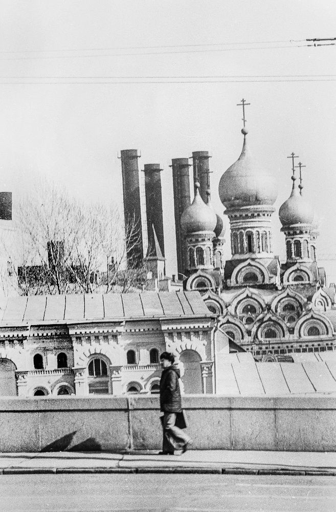 Завод и церковь, 15 мая 1983, г. Москва