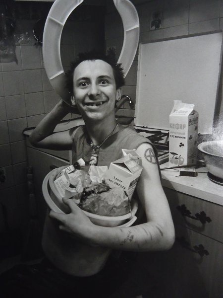Уксус. Москва, 1988, 1988 год, г. Москва. Выставки&nbsp;«10 лучших фотографий с татуировками», «Разговоры на кухне» с этой фотографией.