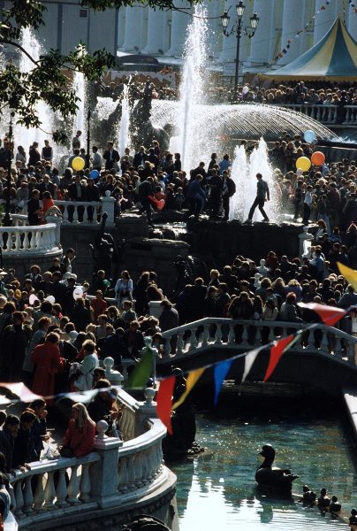 Народные гулянья на Манежной площади, 6 - 7 сентября 1997, г. Москва. Выставки&nbsp;«Москва праздничная», «Москва-850!», видео «С днем рождения, Москва!» с этой фотографией.