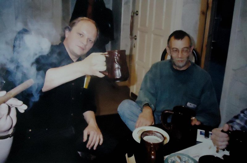 Застолье. Андрей Толстой с друзьями, 1998 год
