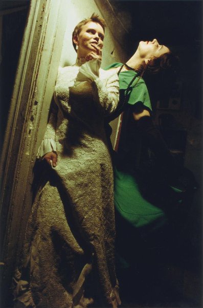 Две модели – в белом и зеленом платьях, 1989 - 1990, г. Москва. Предположительно, из серии «Моды Петровского бульвара».&nbsp;