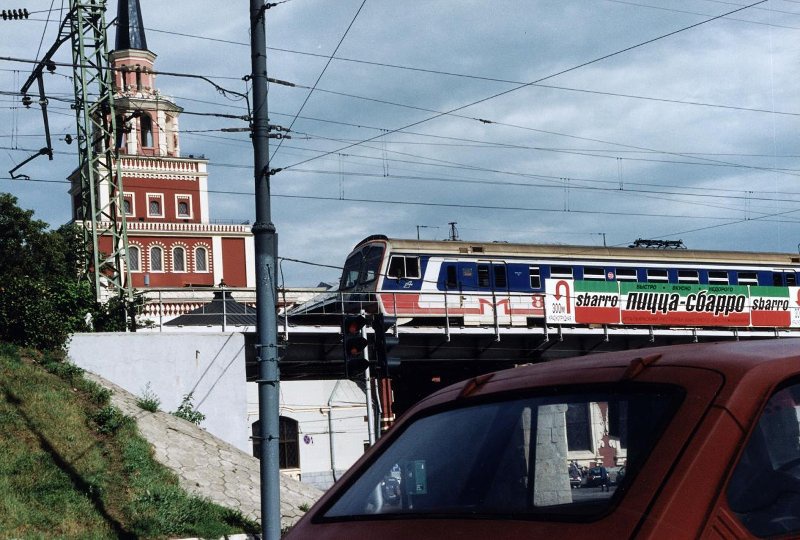В районе Комсомольской площади, 1997 год, г. Москва. Неофициальное название площади – «Площадь трех вокзалов».Выставки&nbsp;«Двигатели торговли»,&nbsp;«Москва 1990-х» с этим снимком. 