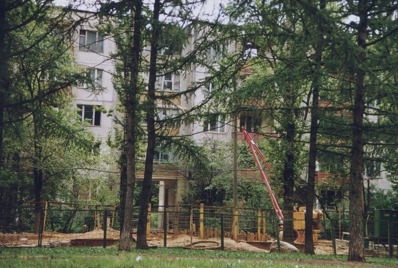 «Хрущобы» под снос, 1997 год, г. Москва. Выставка «Строили-строили и наконец построили!» с этой фотографией.