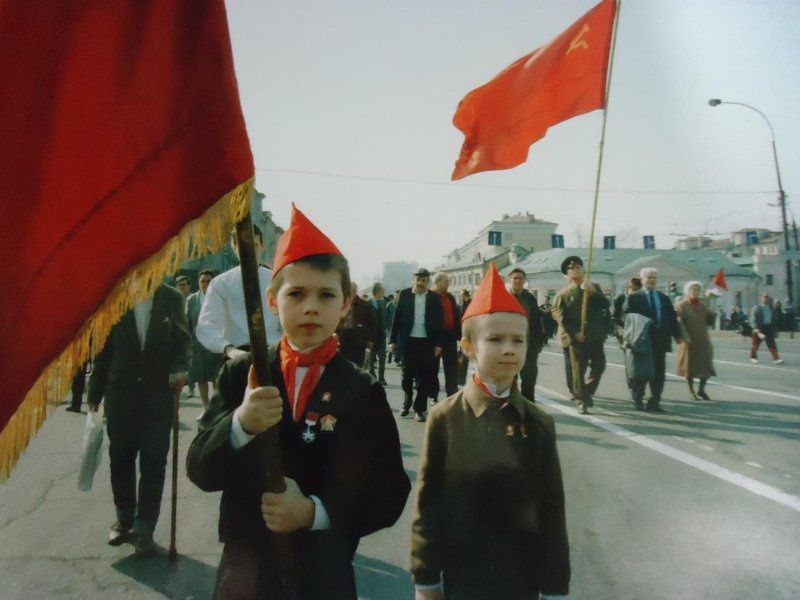 Пионеры, 1991 - 1998, г. Москва. Из проекта «Красный синдром».Выставка «Будь готов!» с этой фотографией.
